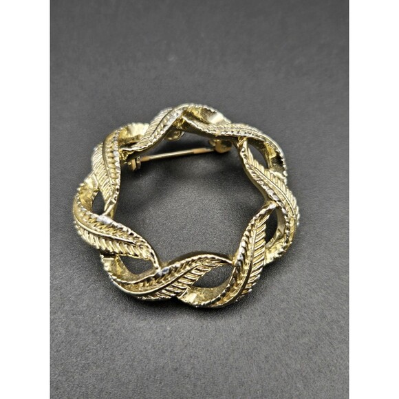Vintage 1960's Gerry's Goldtone Leaf Wreath Brooch Pin - Picture 1 of 9